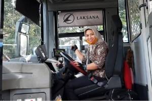 6 Wanita Cantik Sopir Bus Transjakarta, No 4 Banting Setir dari Perawat