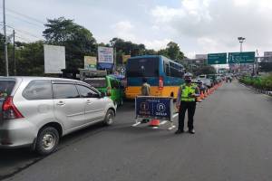 Exit GT Ciawi Macet Parah Imbas Pemeriksaan Ganjil Genap Menuju Puncak