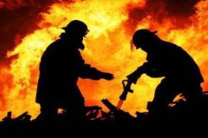 Tangani Kebakaran Gudang Kimia di Kalideres, 4 Pemadam Jakbar Alami Gatal-gatal