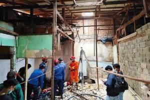 Pekerja Bangunan Terperosok ke Dalam Septic Tank di Jatinegara