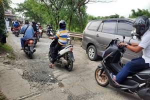 Jalan Alternatif Menuju RSUD Balaraja Kabupaten Tangerang Rusak Parah