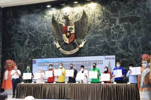 Anies Serahkan Dana Hibah Rp27 Miliar kepada Parpol di Jakarta