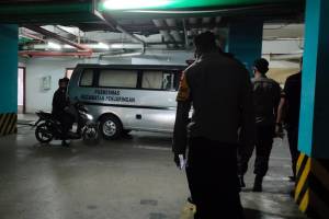 Petugas Gabungan Jemput Paksa Pasien Omicron di Apartemen Green Bay Condo