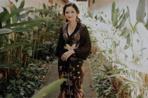 Cantiknya Sarah Menzel Pacar Azriel Hermansyah dalam Balutan Baju Adat Bali