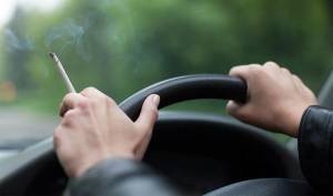 Hati-Hati, Merokok di Dalam Mobil Bisa Bikin Harga Jual Anjlok