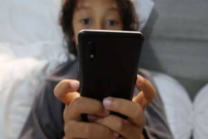 Penggunaan Ponsel di Atas Pukul 7 Malam Sebabkan Gangguan Tidur pada Anak
