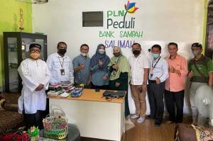 PLN Bantu Bank Sampah Salimah Karuwisi dan Kampung Sayur Hidroponik Toddopuli