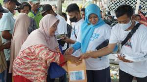 Batur Sandi Uno Salurkan BBM Murah Ratusan Nelayan di Indramayu