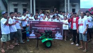 Relawan Orang Muda Ganjar Bina Petani Kalbar hingga Beri Bantuan Alat Pertanian