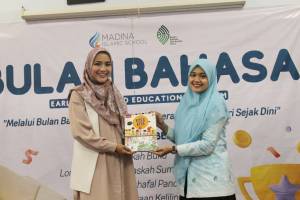 Berantas Buta Huruf, AA Foundation Terima Ratusan Buku dari Kindergarten Madina Islamic School