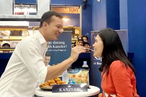 Berbagi Kuliner Favorit, Nicholas Saputra Suapin Crispy Nugget ke Penggemar