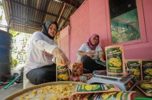 Tingkatkan Ekonomi, Istri Nelayan Sedulur Ganjar Produksi Keripik Pisang