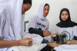 Dorong Kesejahteraan Perempuan, Santri Ganjar Latih Membuat Batik Tulis