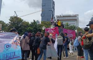 Massa Aksi Aliansi Perempuan Indonesia Tiba di Patung Kuda