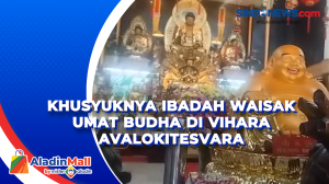 Khusyuknya Ibadah Waisak Umat Budha di Vihara Avalokitesvara