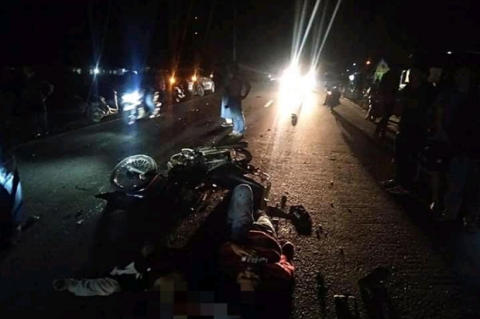 Foto orang jatuh dari motor malam hari