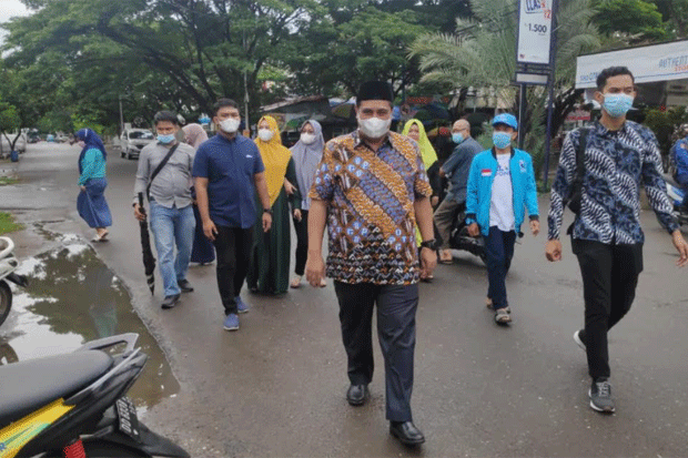 Yakin Menang, Chaidir Syam dan Keluarga Berjalan Kaki ke TPS