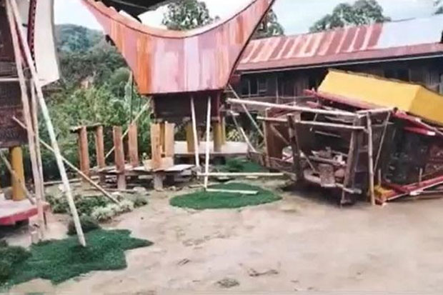 Rumah Adat di Toraja Utara Roboh Diterjang Puting Beliung
