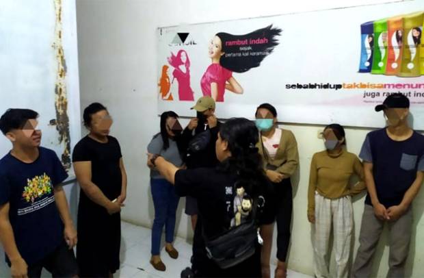 Polisi Gerebek Sarang Prostitusi Online di Makassar, Ada Pasangan LGBT Diamankan