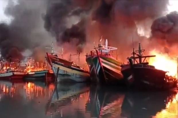 Terbakar kapal Kapal Kargo