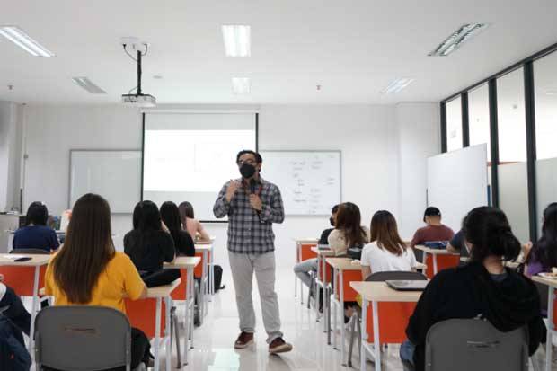 Mahasiswa UC Makassar Kuliah Sambil Simulasi Bisnis