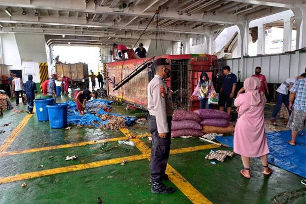 Cuaca Buruk di Pelayaran Bajoe-Kolaka, Bus dan Truk Terbalik di KMP Raja Dilaut