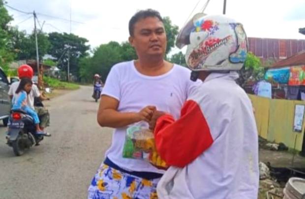 Bantu Warga, Ketua Fraksi Golkar DPRD Bone Bagi-bagi Minyak Goreng
