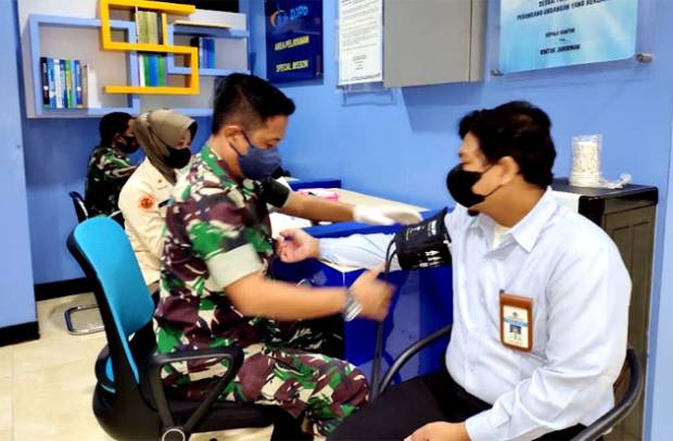 Dibantu TNI, Pegawai KPPN Watampone Jalani Vaksinasi Booster