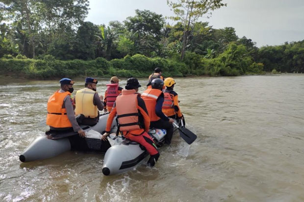 Tim SAR Gabungan Perluas Pencarian Korban Terseret Arus Sungai di Sidrap