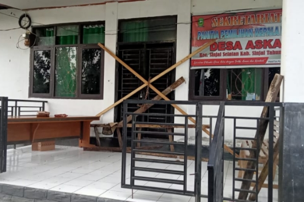 Kantor Desa Aska Ditutup Masyarakat Jelang Pelantikan Kepala Desa