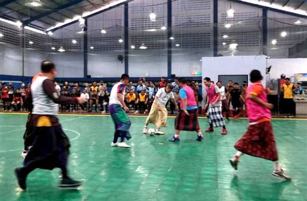 Unik! Wali Kota Parepare Main Futsal Pakai Sarung Bareng Kapolres-Danyon Brimob