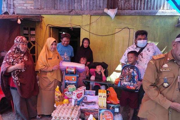 Kemensos RI Beri Perhatian Bocah Penjual Gulali yang Viral di Makassar