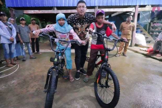 Gubernur Sulsel Kirim Sepeda untuk 2 Siswa SD yang Ceritanya Viral di Bone