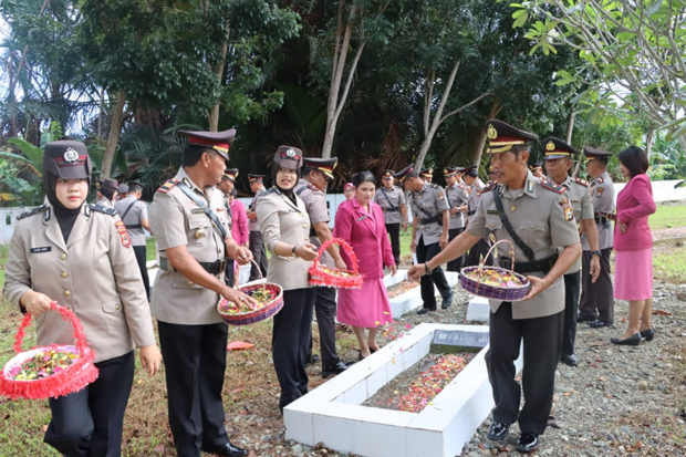 HUT Bhayangkara ke-76, Polres Luwu Ziarah dan Tabur Bunga di TMP