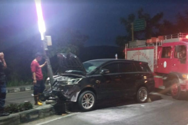 Kecelakaan Lalu Lintas, Mobil Kadis Kominfo Sidrap Tabrak Tiang Lampu