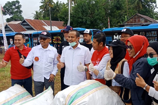 Peserta Jalan Santai Anti Mager IKA Unhas di Bone Kumpulkan 125 Kg Sampah