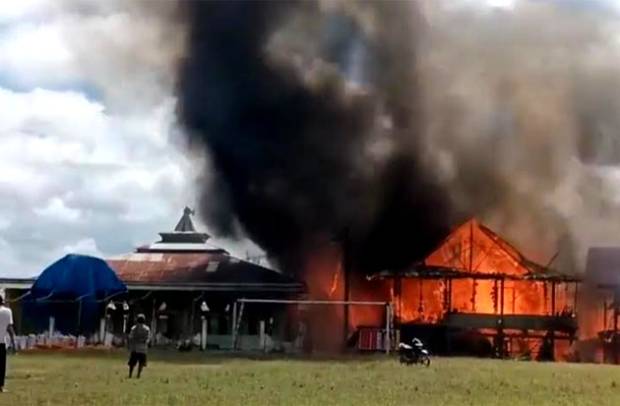 Damkar Telat Tiba, Warga Enrekang Gotong Royong Padamkan Kebakaran 4 Rumah