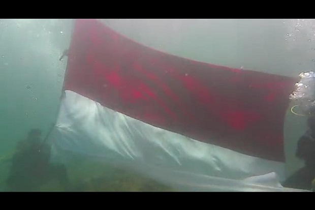 Peringati Kemerdekaan RI, POSSI Lutra Kibarkan Merah Putih di Dasar Laut Munte