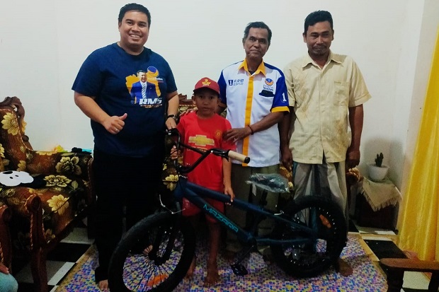 Nasdem Berikan Sepeda ke Siswa yang Dikeluarkan Gerak Jalan Gegara Baju Kusam