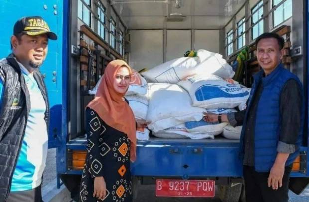 Bupati Indah Terima Bantuan Sembako Pemprov untuk Korban Banjir di Lutra
