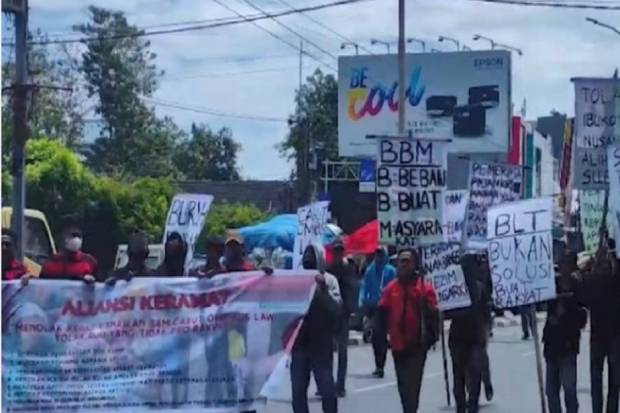 Aksi Tolak Kenaikan Harga BBM, Ratusan Buruh dan Mahasiswa Kepung Gedung DPRD Sulsel