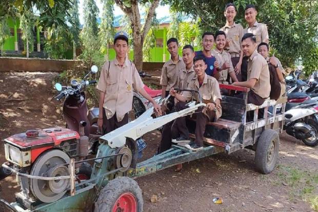 Viral Siswa SMK Pilih Naik Traktor ke Sekolah Siasati Harga BBM Mahal