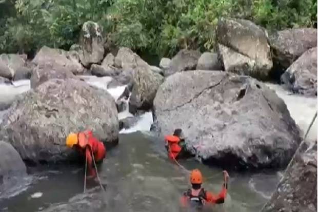 Belum Nyerah, Tim Gabungan Susuri Sungai Cari Serda Amiruddin yang Hilang di Sungai Maiting