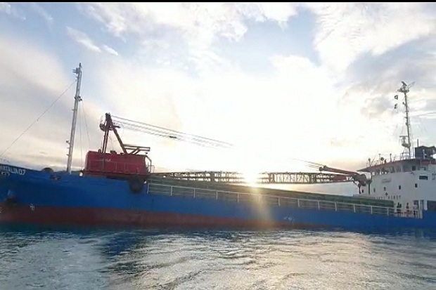 Tabrak Terumbu Karang, Kapal Cargo Bermuat Ribuan Ton Semen Ditahan Komunitas Selam