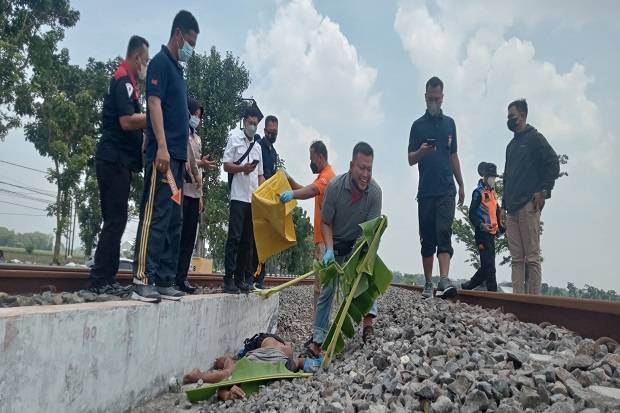 Pria Tanpa Identitas Tewas Tersambar Kereta Api di Jombang