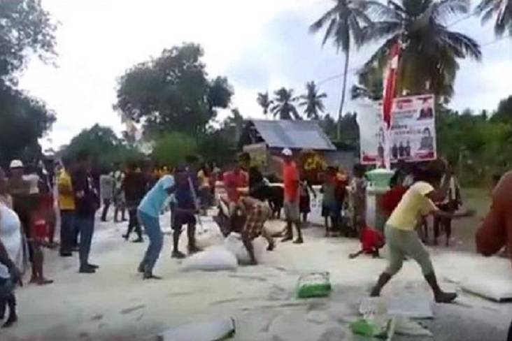 Geger, Ratusan Warga di Maluku Buang Beras 2 Ton ke Jalan Raya