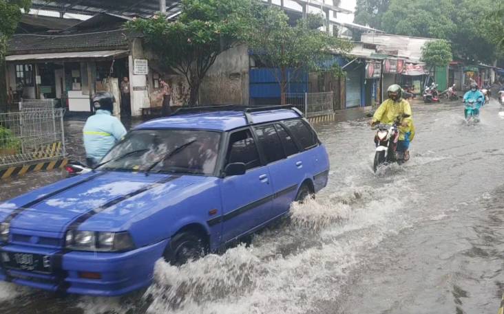 Jalan Protokol di Kota Malang Mendadak Jadi Kolam Usai Diguyur Hujan