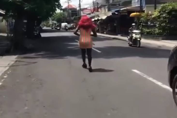 Viral Cewek Bule Lenggak Lenggok di Tengah Jalan Kuta Bali hingga Bikin Macet