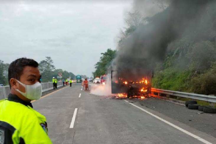Bus Jakarta-Jogja Terbakar di Tol Semarang, Puluhan Penumpang Menyelamatkan Diri