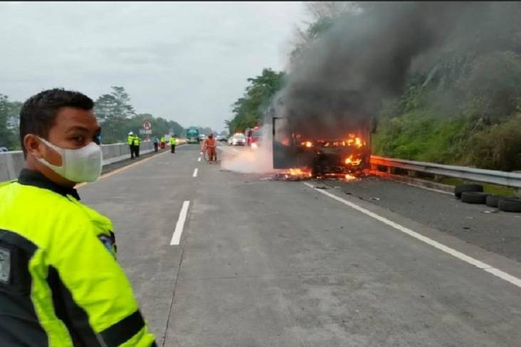 Bus STJ Terbakar di Tol Semarang-Solo, Lalin Tersendat